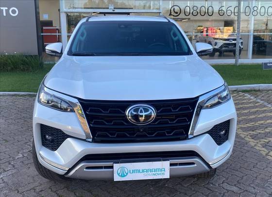 TOYOTA HILUX SW4 2.8 D-4D TURBO DIESEL SRX 7L 4X4 AUTOMÁTICO TOYOTA HILUX SW4 2.8 D-4D TURBO DIESEL SRX 7L 4X4 AUTOMÁTICO
